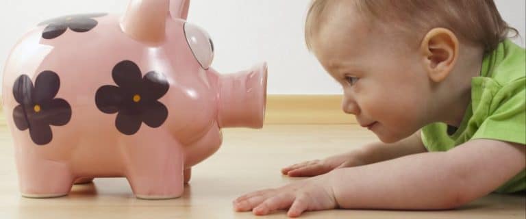 Anche nonni e zii tra coloro ammessi come Baby Sitter. Il bonus per i familiari ha però delle regole, vediamo quali