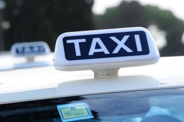 Il bonus taxi è stato di recente modificato con decreto di agosto. La misura è stata rifinanziata ed estesa a più soggetti. Vediamo meglio di cosa si tratta.