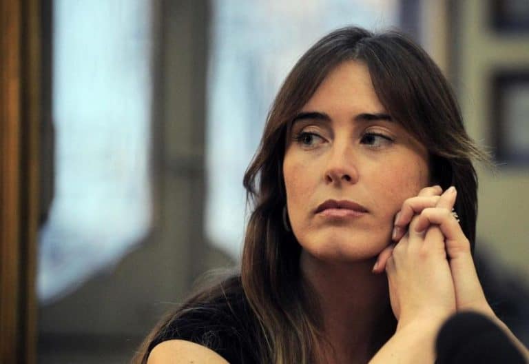 Maria Elena Boschi sotto accusa sul crac di Banca Etruria, ma il caso non è giudiziario. Semmai è la politica cialtrona di questi anni a dover essere alla berlina, segno di decadenza.