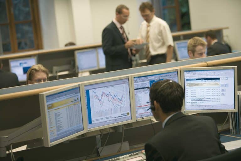 Collocati tutti gli 8,5 miliardi di euro di buoni ordinari del tesoro a sei mesi, ma i rendimenti salgono. Forti tensioni dalla Spagna sul mercato dei titoli di stato, intanto c'è chi si finanzia a costo zero