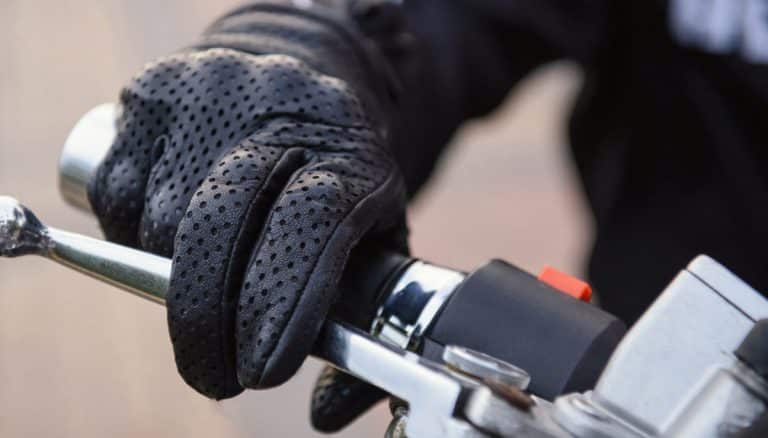 Non hai letto il cartello che segnala un autovelox? Il braccialetto vibra per avvisarti: ecco come funziona