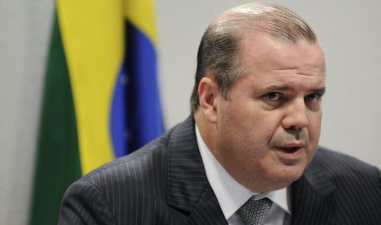 La banca centrale del Brasile cerca di arrestare la speculazione contro il real. La banca centrale minaccia l'uso delle riserve, ma così segnala la debolezza del cambio.