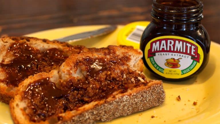 L'economia britannica subisce il suo primo shock dopo la Brexit. A farne le spese saranno i golosi della Marmite, mentre è scontro tra Tesco e Unilever sui prezzi.