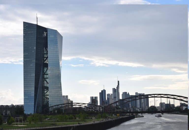 Board BCE in videoconferenza per discutere sull'accettazione dei bond "junk" o "spazzatura" come collaterale di garanzia. L'aspetto può sembrare tecnico, ma è una mossa per evitare il peggio con l'Italia.