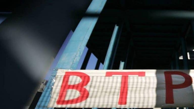 I BTp in dollari segnalano l'affievolirsi del rischio percepito sui mercati di "Italexit". Ecco il confronto con i dati di inizio anno e perché si deduce che l'Italia resterebbe esposta a uno scenario di default, pur senza tornare alla lira.