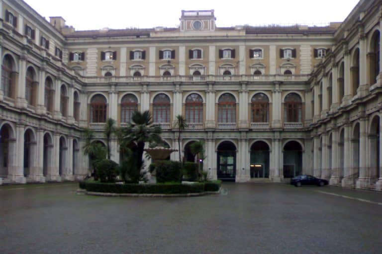 Le emissioni dei BTp in dollari ieri sono state un grande successo. Ordini superiori ai 20 miliardi, a fronte dei 3 inizialmente offerti dal Tesoro. Facciamo un'analisi delle scadenze e dei rendimenti offerti e valutiamo chi abbia convenienza tra l'emittente e il mercato.