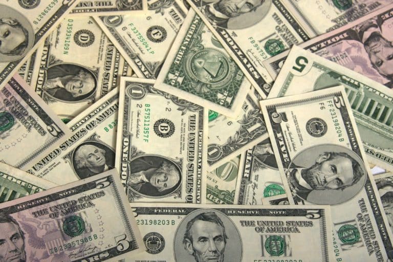 Nuova emissione di BTp in dollari in rampa di lancio, anche se non si conosce la scadenza su cui il Tesoro vorrà puntare. Ecco perché non dovremmo escludere che riapra gli ordini per un'altra tranche del 2033.