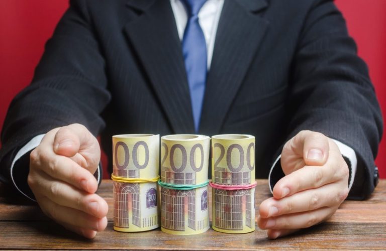 Concluso il collocamento del Tesoro, iniziato lunedì 6 luglio. Le adesioni non sono state numerose come per il BTp Italia, ma il flop totale è stato scongiurato.