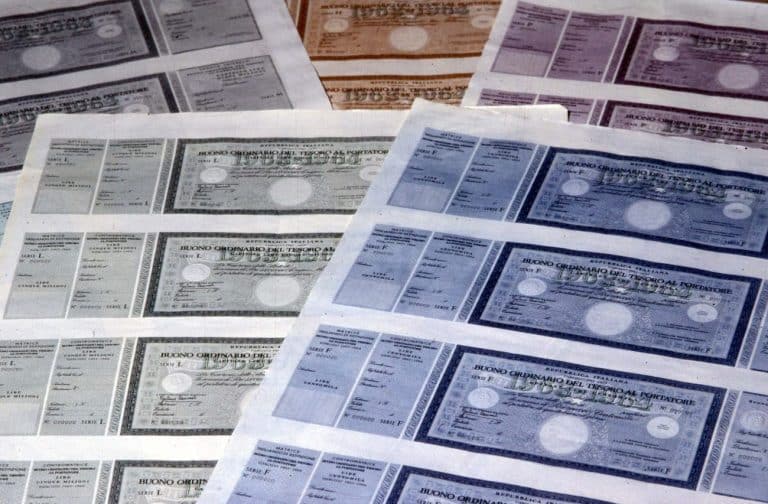 Il presidente della Consob, Paolo Savona, invoca i BTp "irredimibili", una buona idea per consolidare il debito pubblico, ma che nasconde diverse insidie.