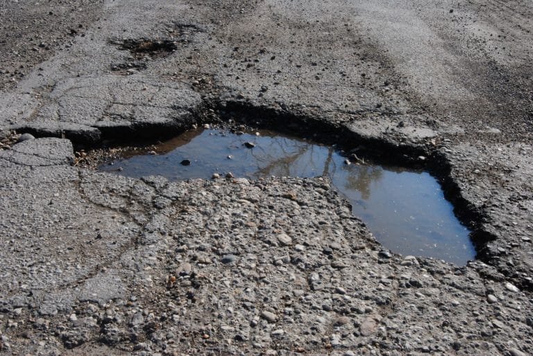 Per ottenere il risarcimento danni in seguito ad una caduta a causa di un'insidia sul marciapiede servono testimoni oculari che stabiliscano che la caduta sia stata determinata dall'insidia e non dalla distrazione.