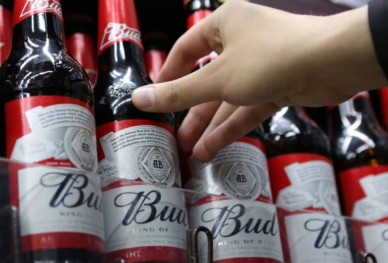 La società che detiene marchi come Bud Light e Budweiser ha una montagna di debiti da scalare ed emetterà obbligazioni a lunga scadenza per migliorarsi sotto il profilo finanziario. C'è ancora valore nei suoi bond?