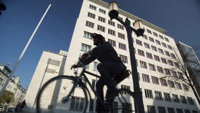 I rendimenti dei Bund sono negativi da anni e, ciononostante, il mercato riesce a lucrarci. Ecco le tecniche utilizzate per guadagnare dal debito tedesco.