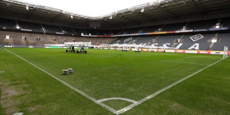 Campionato di calcio di Serie A fermo con l'emergenza Coronavirus e adesso arrivano i rinvii delle partite europee. E i titoli in borsa soffrono.