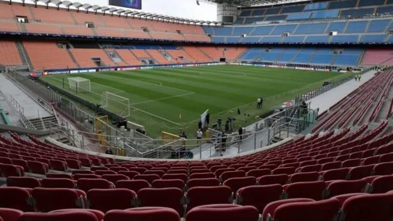 Campionato di calcio a rischio per gli abbonati alla pay tv. Dal prossimo lunedì non c'è certezza di poter seguire le partite. La Lega di Serie A si prepara a spegnere il segnale.