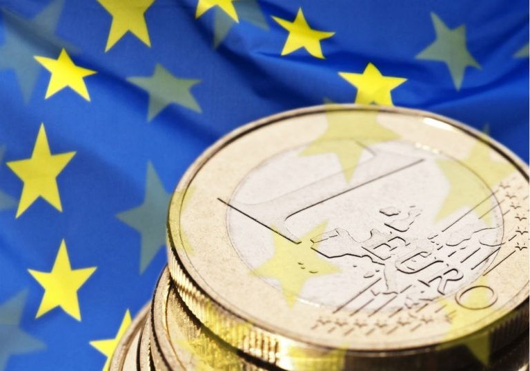 Le conseguenze della Brexit sui mercati sono stati immediati sin dalle prime luci dell’alba di venerdì scorso, che resterà nella storia come un giorno nerissimo per la finanza mondiale. Mai era andata così male a Piazza Affari, che ha bruciato in poche ore oltre 40 miliardi di euro di capitalizzazione. Immediate sono state anche le ripercussioni sull’euro, che in qualità di moneta delle economie “core” della UE ha risentito della disgregazione di quest’ultima. Il cambio euro-dollaro è certamente il più monitorato. Per la prima volta da 3 mesi e mezzo, ieri è sceso sotto la soglia di 1,10, perdendo circa il 3,5%