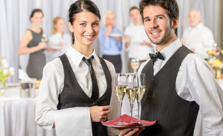 Il ristoratore è tenuto per legge a fornire ai clienti il prezzo dei piatti presenti sul menù. Ecco le conseguenze per menù privi di prezzo.