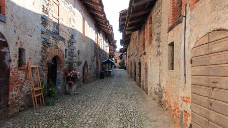 Altro che metropoli: e se i giovani cominciassero a trasferirsi nei paesi abbandonati attirati da incentivi fino a 60 mila euro? Due casi: uno in Svizzera e uno in Italia. Voi fareste questa scelta?