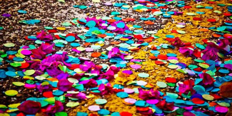 Ecco un elenco di siti sui quali trovare biglietti e cartoline di auguri per un Buon Carnevale 2017 da inviare gratis e le offerte di Amazon sui costumi di Carnevale.