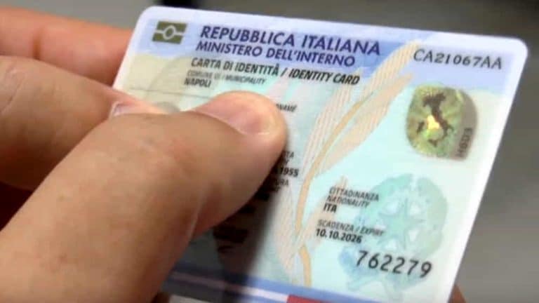 Nel 2018 la carta d’identità elettronica dovrà entrare a pieno regime in tutti i Comuni italiani ma per adesso solo il 17% è attivo. Quanto costa negli altri paesi?