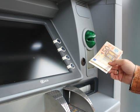 Pagamenti in contante sopra 5.000 euro, spunta la tassa