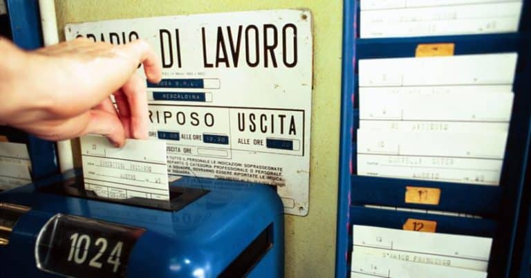 Cambia la timbratura del cartellino al lavoro. Gli smartphone e i telefoni sostituiscono i badge. Minori costi per le aziende e meno stress per i lavoratori.