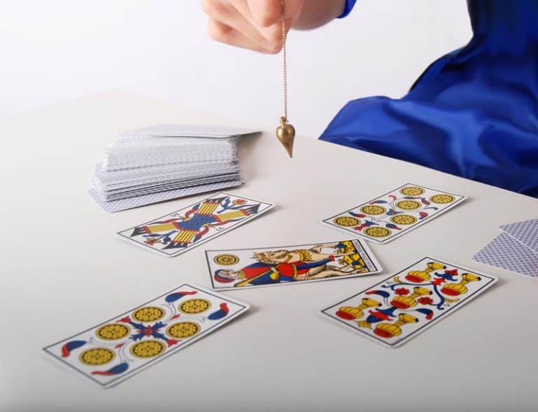 Cartomanti e veggenti, sempre più italiani nè fanno richiesta per risolvere problemi di cuore, di lavoro, per un futuro migliore, per salute, ma si espongono a truffe ed inganni.