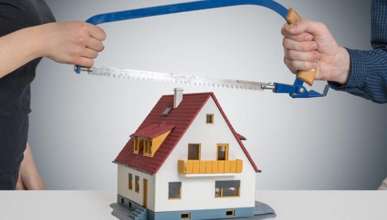 Lasciata dal marito, vivo nella casa coniugale che è di sua proprietà, trasferita per donazione dal suocero. Ho un figlio minorenne: spetta a me vivere nella casa familiare?