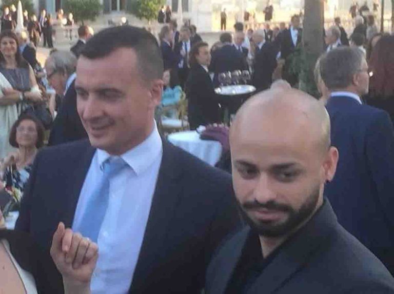 L'Antiriciclaggio ha segnalato un conto sospetto intestato all'ex compagno di Rocco Casalino, portavoce del premier Giuseppe Conte. Il caso riguarda il trading online e arriva alla Consob dopo la presentazione di esposto.