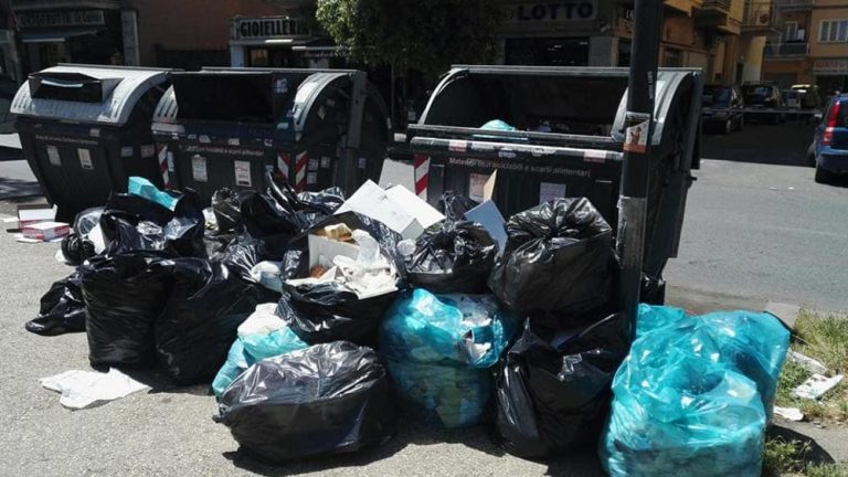 Continua l'emergenza rifiuti a Roma: molti utenti ci scrivono per sapere se il disagio dà diritto ad uno sconto sulla tariffa Tari. Bufala o verità?