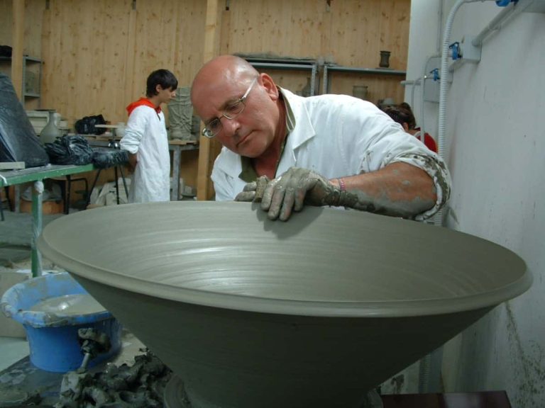 Lavoratori edili e ceramisti in pensione con 32 anni di lavoro alle spalle. La novità nella legge di bilancio 2022.