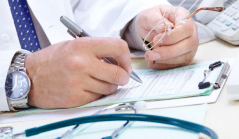 Esonero malattia e certificato medico: nuovi chiarimenti dell'Agenzia delle Entrate sul codice E. Non dover essere reperibili non significa che il medico fiscale non possa bussare alla porta.