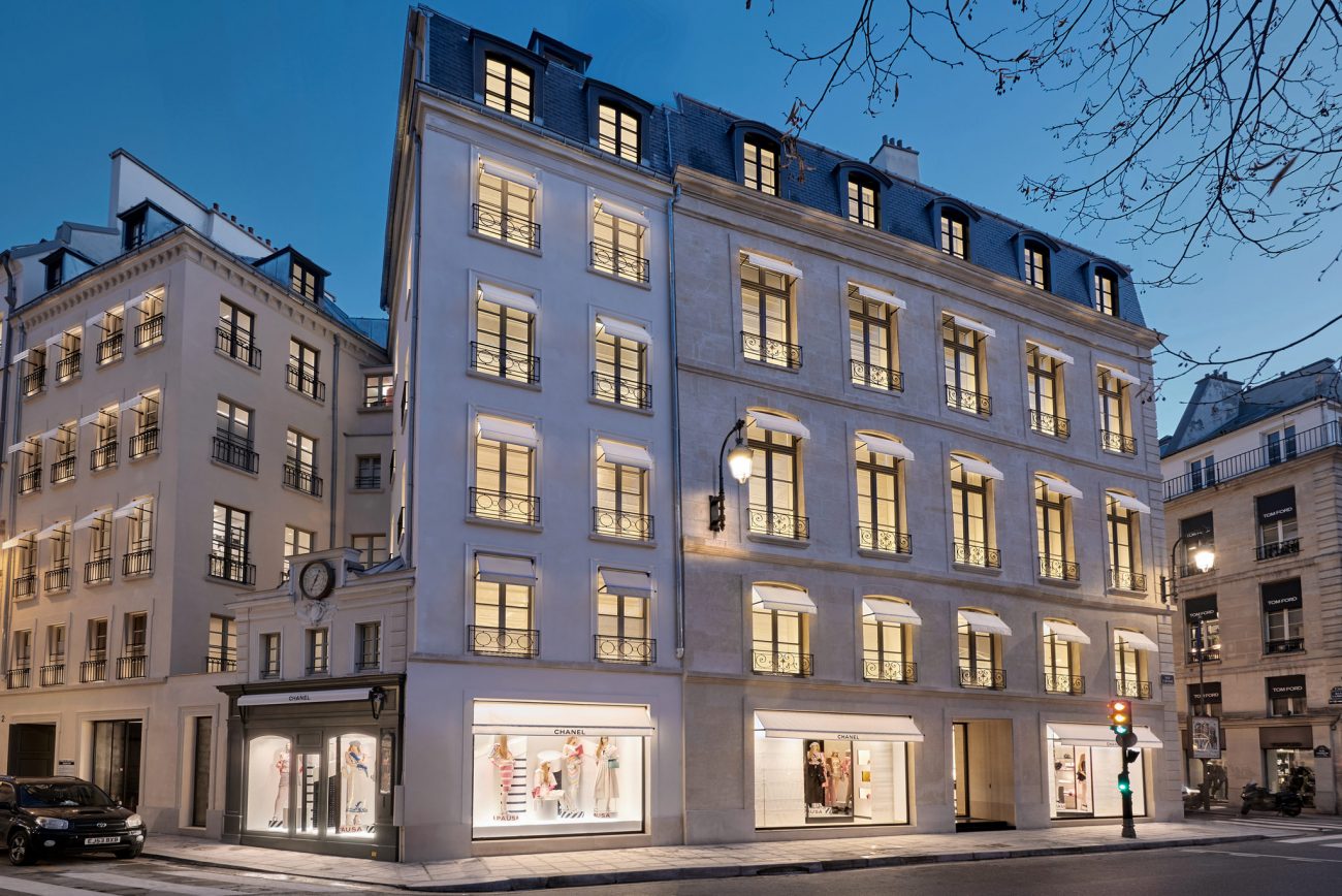 La casa di moda francese ha emesso obbligazioni "verdi" in euro per 600 milioni, impegnandosi a centrare alcuni obiettivi a sostegno dell'ambiente. Ecco le condizioni.