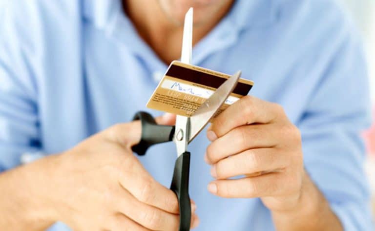 La banca può chiudere il conto corrente unilateralmente? Non è una bufala ma può accadere solamente ad alcune specifiche e ridotte condizioni.