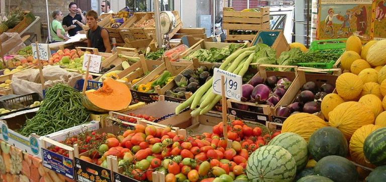 Nel frattempo Amazon ha fatto sapere che fino al 5 aprile darà più spazio ai beni di prima necessità.