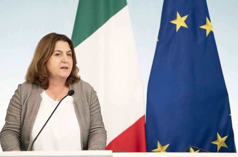 Stanziati 5 miliardi per cassa integrazione in deroga anche per chi ha un solo dipendente. La gestione è affidata alle Regioni fino al 31 agosto.