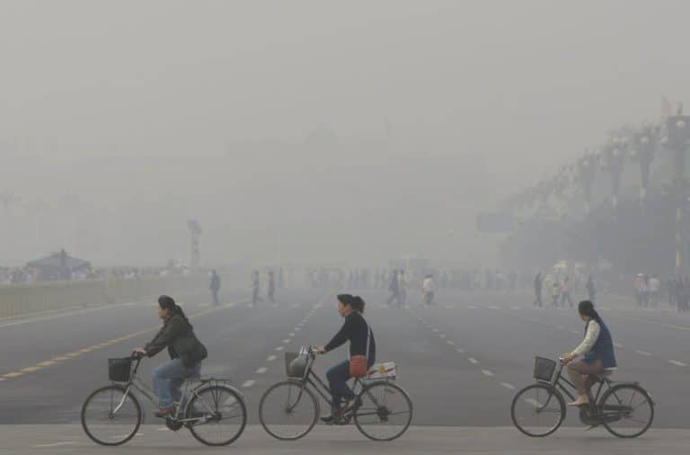 L'allarme smog in Cina ha fermato i voli da e verso Pechino, in questi giorni. Il carbone rappresenta ancora il 60% della produzione di energia nella seconda economia del pianeta.