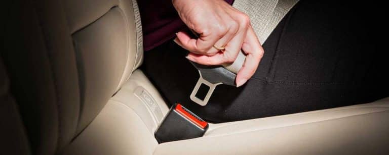 Obbligo cintura di sicurezza passeggero: con le novità del codice della strada la multa potrebbe raddoppiare.