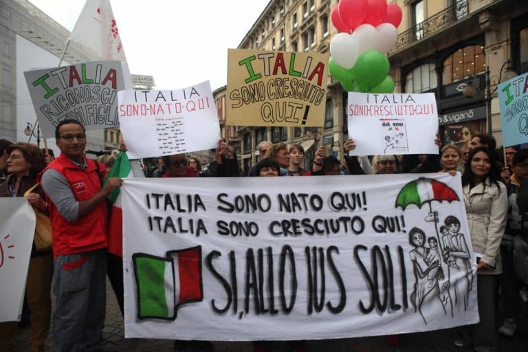 Lo "ius soli" sarebbe un provvedimento costoso in termini economici, perché allargherebbe la platea dei beneficiari di servizi e sussidi, a fronte di maggiori entrate scarse. E l'Italia rischia sul serio il fallimento.