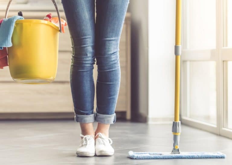 Bonus colf e badanti: da quando sarà disponibile? Chi può ottenere fino a 1200 euro e come fare domanda? Info su requisiti e iter per la prenotazione