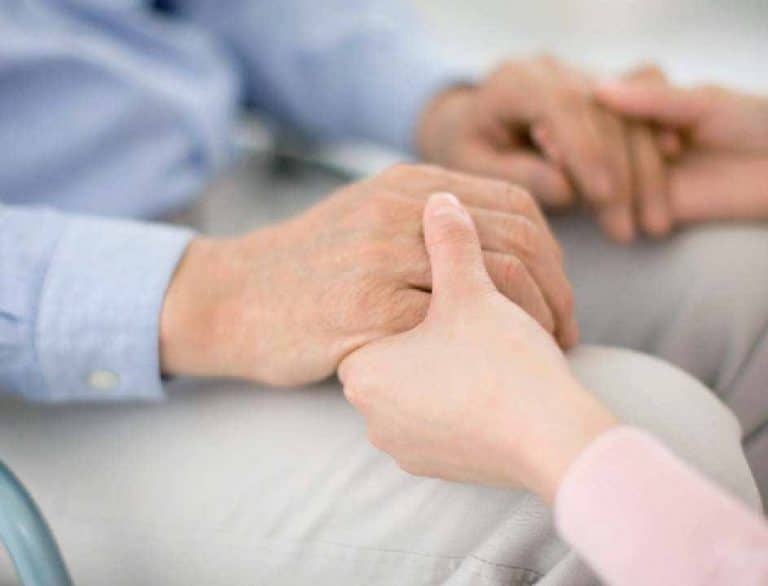 Colf e badanti, quali adempimenti bisogna fare per instaurare un rapporto domestico? Ecco una guida completa.