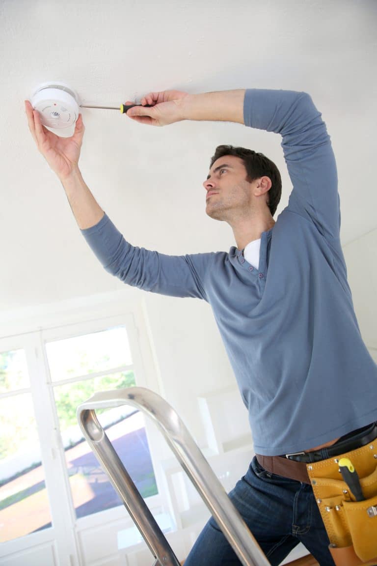 Colf, badanti e videosorveglianza del luogo di lavoro è possibile? Lo chiarisce una nota dell’INL su lavoro domestico e installazione di videosorveglianza. Una recente nota n. 1004/17 dell’Ispettorato Nazionale del Lavoro ha fornito importanti chiarimenti in merito a lavoro domestico e videosorveglianza del luogo di lavoro in abitazione privata. Colf, badanti e videosorveglianza: la nota dell’INL L’Ispettorato Territoriale del lavoro di Udine ha risposto ad un quesito relativo all’istallazione di un impianto di videosorveglianza in casa privata, che era luogo di lavoro per un lavoratore domestico. Nella nota l’Ispettorato evidenzia che la prestazione lavorativa non era effettuata in una struttura