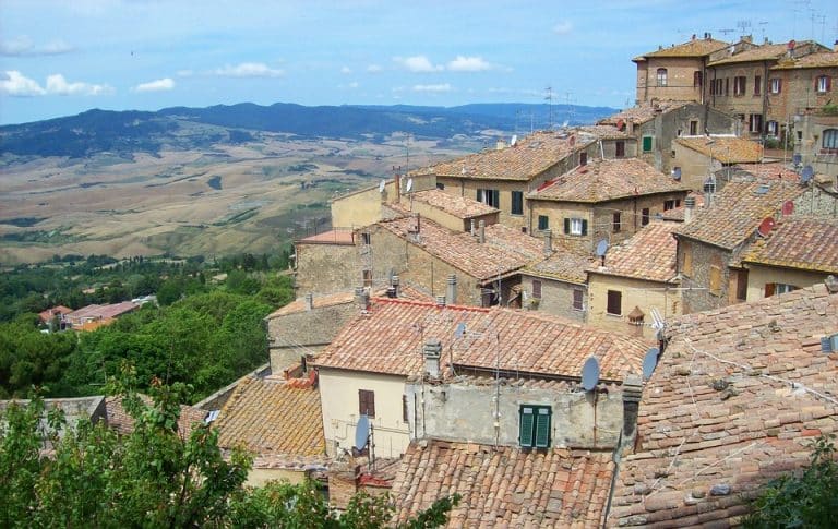 Per comprare casa in Italia servono 4 anni di stipendio in meno rispetto al 2006. E' l'effetto della crisi, che ha travolto il nostro mercato immobiliare. Ma all'estero, le cose non stanno così.