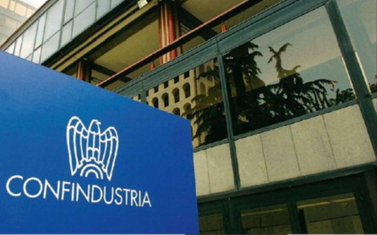 Confindustria smentisce le cifre del governo Renzi e taglia le previsioni di crescita dell'Italia per il biennio 2016-2017 e avverte: la ripresa potrebbe arrivare solo nel 2028.