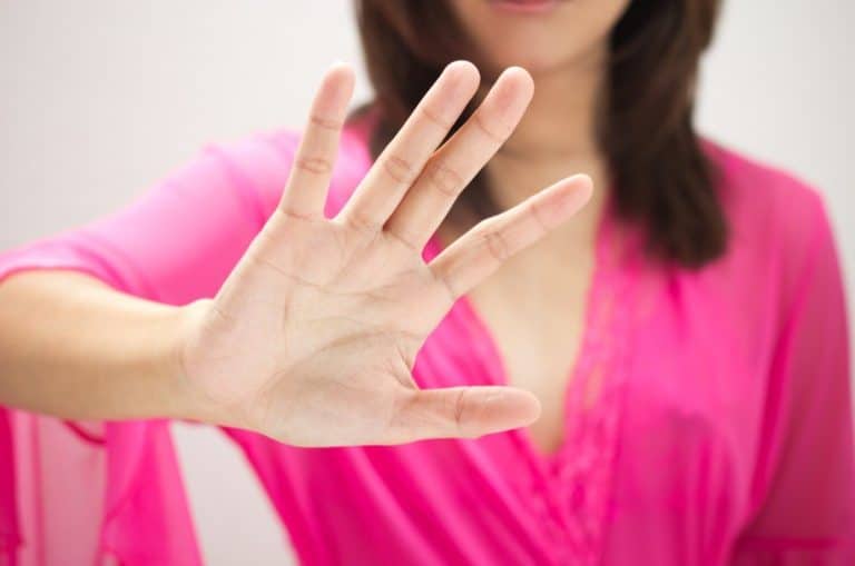 Costringere il coniuge ad avere rapporti sessuali è violenza: a stabilirlo la Corte di Cassazione anche se il rifiuto non è palese.