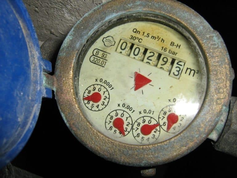 Imparando a leggere il contatore acqua i clienti possono rilevare in maniera autonoma i propri consumi comunicandoli, entro i tempi utili, al proprio gestore dell’acqua. Leggere, quindi, il contatore dell’acqua, oltre ad essere estremamente facile, per i clienti risulta essere anche molto vantaggioso poichè evita loro di dover pagare per metri cubi non consumati. Lettura contatore acqua: se è illegibile? Se il vostro contatore risulta danneggiato o illegibile dovrete provvedere a farlo sostituire dal vostro gestore di rete idrica poichè un contatore volumetrico illegibile non è di alcuna utilità nè per voi nè per chi vi fornisce il servizio. Lettura
