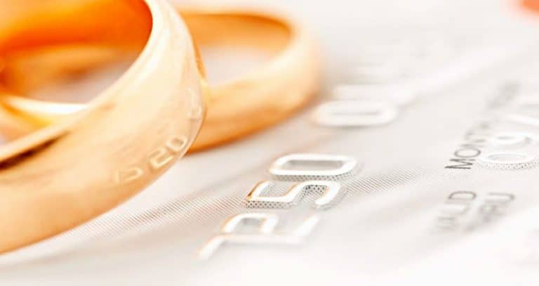 Tasse: le donne sposate e con figli in Italia ne pagano di più rispetto a quelle single o con figli fuori dal matrimonio. Ecco il paradosso fiscale rosa made in Italy.