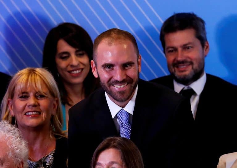 I bond dell'Argentina hanno chiuso in rialzo ieri dopo la nomina del nuovo ministro dell'Economia. Martin Guzman, 37 anni, allontanerebbe il rischio di "haircut".