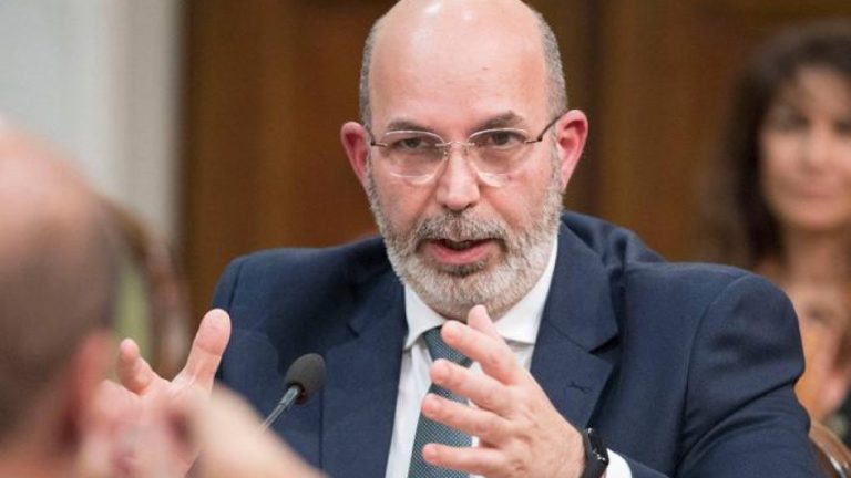 I vitalizi dei parlamentari potrebbero essere ripristinati. Questo mese Camera e Senato decidono sui ricorsi contro i tagli e Crimi (M5S) già intravvede una fregatura.