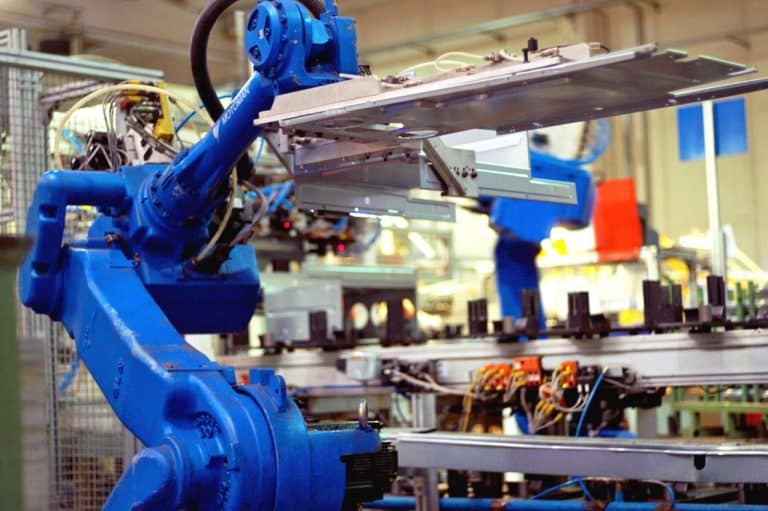 Economia italiana a rischio recessione ancora una volta e siamo fermi ormai da 20 anni, mentre la produzione industriale è crollata senza riprendersi dalla crisi del 2008.