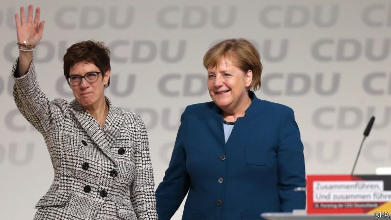 Le dimissioni di AKK, leader dei conservatori e designata dalla cancelliera quale sua successore, mandano in frantumi le certezze sul dopo Merkel in Germania. L'euro ha ucciso lo storico bipartitismo tedesco.